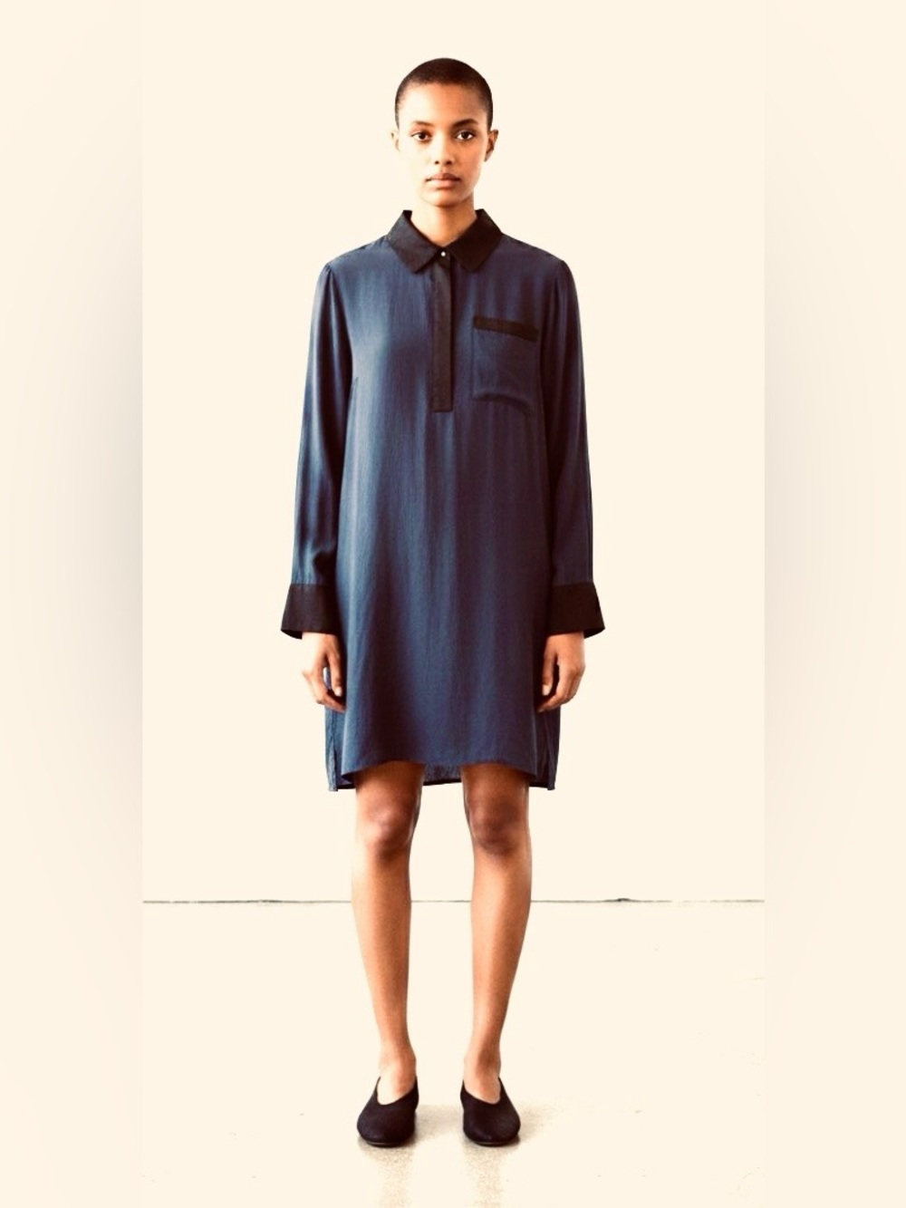 BCBG MAX AZRIA Shirt Dress Sheath Tunic. Navy Blue Rayon Fabric, Black Accents